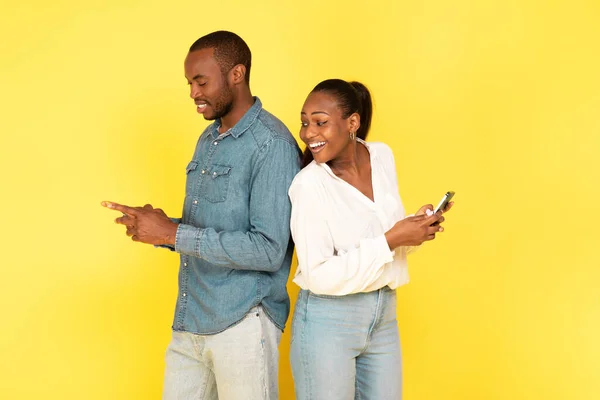 Pasangan Hitam Bersemangat Menggunakan Ponsel Sms Berdiri Kembali Untuk Kembali — Stok Foto