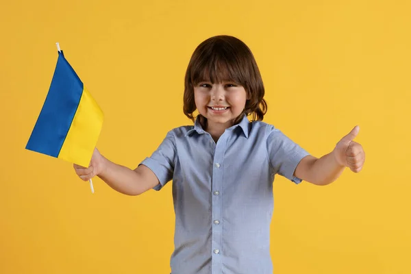 Ukrajina Nejlepší Šťastný Roztomilý Chlapeček Drží Ukrajinskou Vlajku Ukazující Palec — Stock fotografie