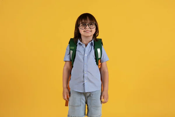 Έξυπνα Παιδιά Χαριτωμένο Μικρό Αγόρι Νηπιαγωγείο Φορώντας Γυαλιά Σακίδιο Χαμογελώντας — Φωτογραφία Αρχείου