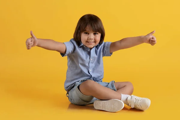 Kid Joy Cute Happy Little Boy Sitting Floor Showing Thumbs — Stock Photo, Image