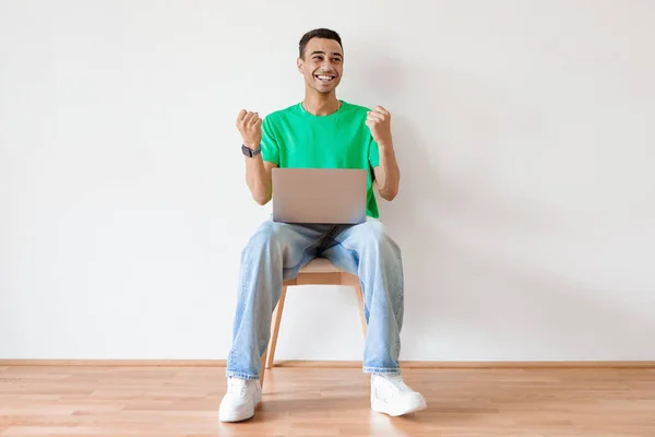 Радостный Араб Трясущий Кулаками Пользующийся Ноутбуком Празднующий Успех Бизнеса Сидящий — стоковое фото