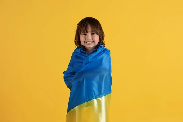 Hijo Ucrania Estudio Retrato Niño Feliz Envuelto Bandera Ucraniana Sonriendo — Foto de Stock