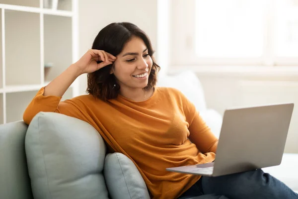 Leende Ung Arabisk Kvinna Avkopplande Med Laptop Soffan Hemma Glad — Stockfoto