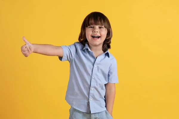 Искреннее Одобрение Студийный Портрет Беззаботного Счастливого Мальчика Смеющегося Показывающего Большой — стоковое фото