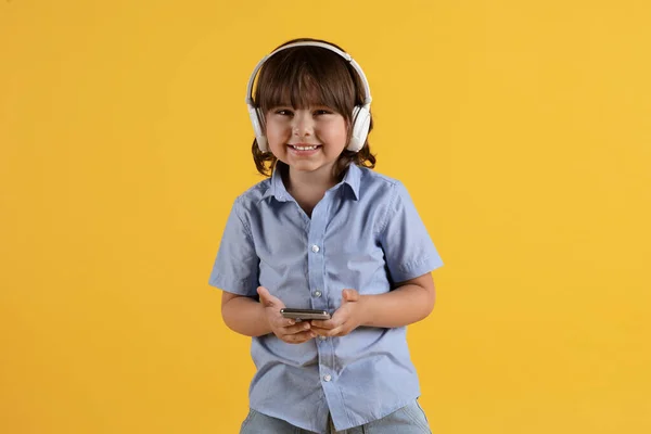 Niño Feliz Auriculares Inalámbricos Viendo Dibujos Animados Línea Teléfono Inteligente — Foto de Stock