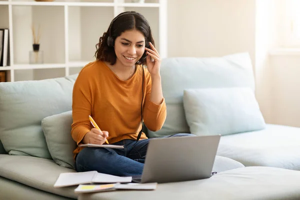 Educazione Online Giovane Donna Araba Cuffia Studio Con Computer Portatile — Foto Stock