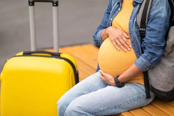 Hamilelik Konsepti Sırasında Seyahat Etmek Tanımlanamayan Rahat Kıyafetli Tahta Bankta — Stok fotoğraf