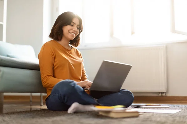 Imparare Distanza Giovane Studentessa Araba Studiare Con Computer Portatile Casa — Foto Stock