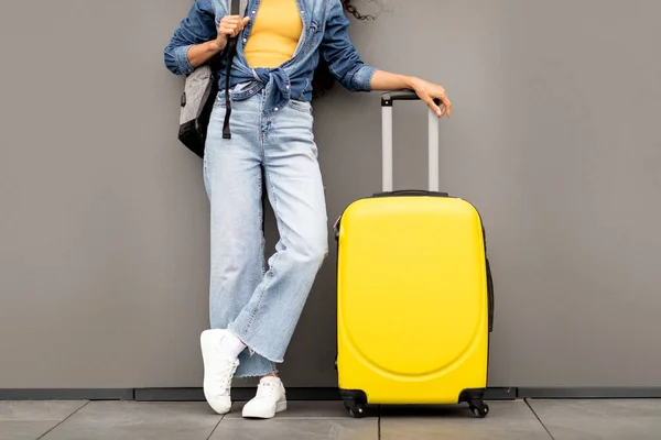 Unerkennbare Dame Freizeitkleidung Mit Gelbem Koffer Und Rucksack Auf Der — Stockfoto