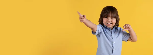 Tawaran Bagus Anak Laki Laki Kecil Yang Manis Menunjuk Samping — Stok Foto