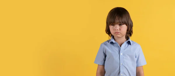 Unzufriedenheit Und Stress Bei Kindern Studioporträt Eines Kleinen Unglücklichen Jungen — Stockfoto