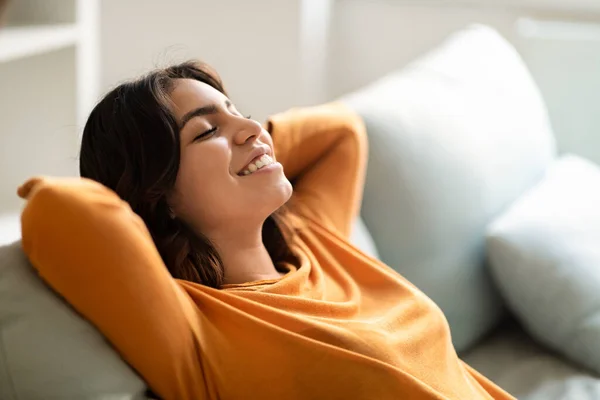 Comfort Domestico Ritratto Giovane Donna Araba Sorridente Appoggiata Sul Divano — Foto Stock