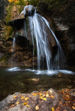 Kırım 'daki Dzhur-Dzhur şelalesinin sonbahar kıyafeti