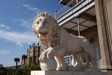 Kırım 'daki Vorontsov Sarayı' nın güney terasında uyanık bir çift aslan.