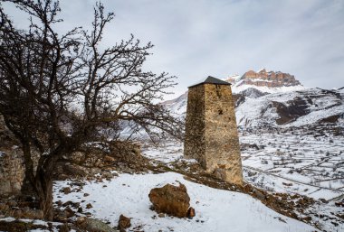Yukarı Balkaria 'nın kadim kuleleri kışın karda