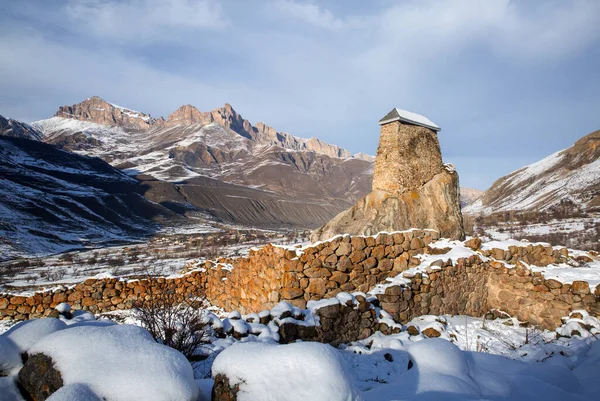 หอคอยโบราณของ Upper Balkaria ในฤด หนาวในห — ภาพถ่ายสต็อก