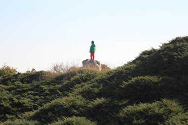 Küçük filozof etrafındaki dünyayı düşünür.