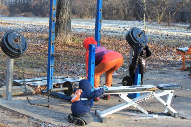 Sporcu anne oğlunu sporla tanıştırır.