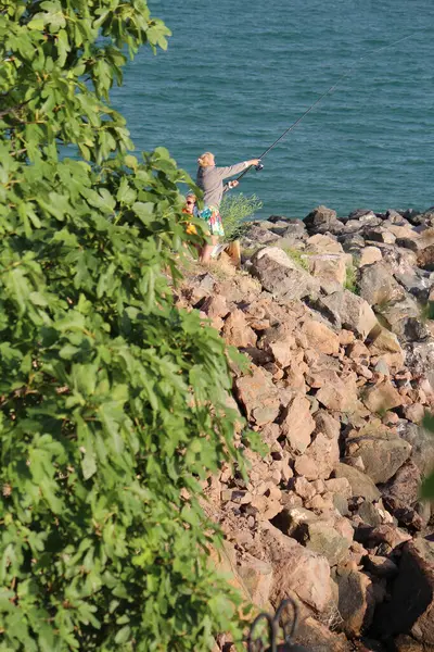 Girls Trying Fish Waters Black Sea — Stockfoto