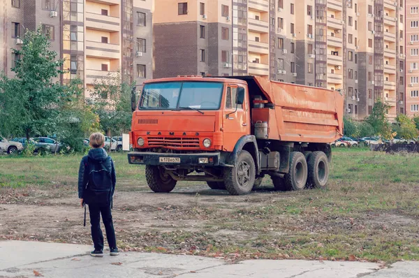 Краснодар, Россия - 21 октября 2021 года: Школьник размышляет о профессии водителя грузовика. — стоковое фото