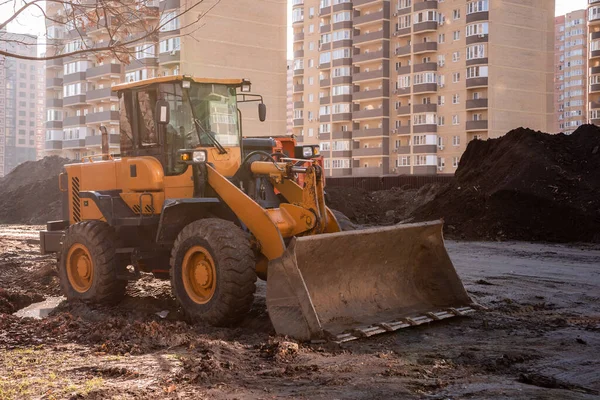 Buldozer ya da dozer de sürüngen olarak adlandırılır. Devamlı ya da büyük lastiklerde seyahat eden motorlu makine