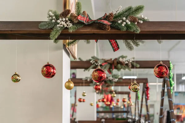 Noel baloları dekorasyon tasarımı için sallanıyor. Mutlu noeller. Modern tasarım. Xmas ağacı. Tasarım elemanı. Yeni yıl kartı