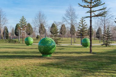 Mavi arka plana park et. Manzaralı arka plan. Mavi gökyüzü. Bahar ormanı ağaçları