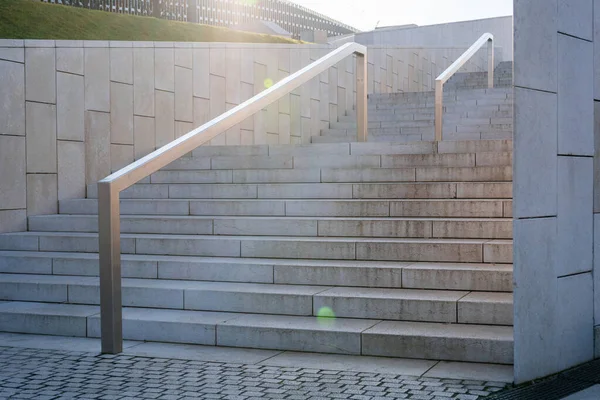 Işıklı arka planda güzel merdiven ışığı güneşi. Güzel beyaz arka plan. Mimari inşa ediliyor — Stok fotoğraf