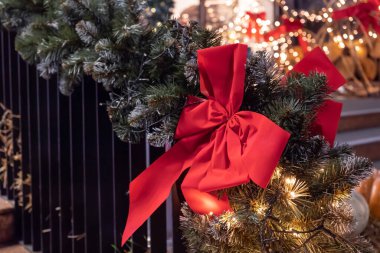 Noel tatili geçmişi. Kurdeleli ipek kırmızı fiyonk, toplar, köknar ağacı dalları, böğürtlen. Yeni yıl arkaplanı