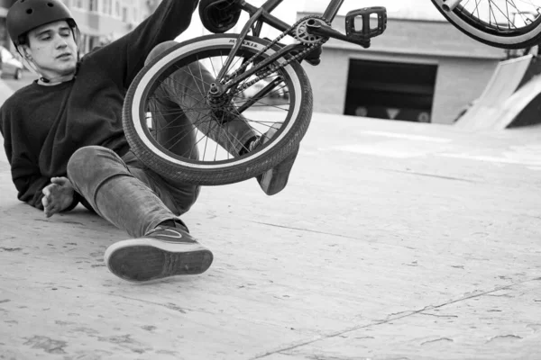 Krasnodar, Russia - December 10 2021: BMX Falling.年轻的男孩，半管中的肮脏的自行车。骑着bmx自行车在溜冰场里玩把戏. — 图库照片