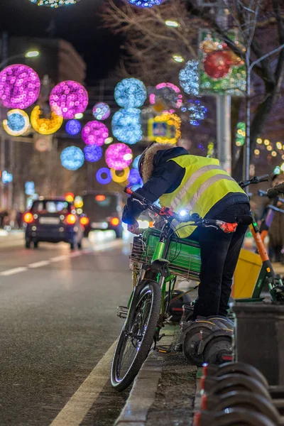 Food Delivery Man Secures Thermal Bag Bike Rack Man Wearing — стоковое фото