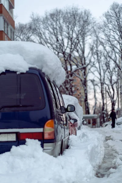 Снегопад в городе. Машина покрыта несколькими дюймами снега. Машина почти полностью похоронена — стоковое фото