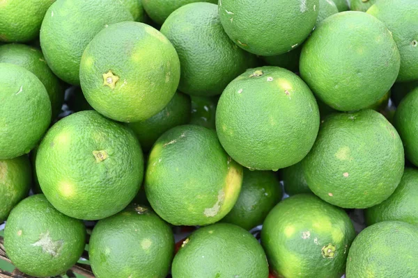 Tatlı Portakal meyvelerinin genel görünümü (Citrus sinensis)