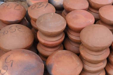 Birçok büyük çömleğin yüksek açılı görüntüsü ters dönmüş ve üst üste istiflenmiş..