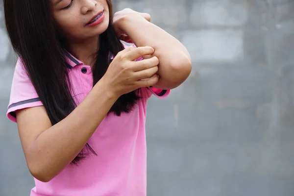 Woman Scratching Arm Itching Light Gray Background Cause Itchy Skin — Stock Fotó