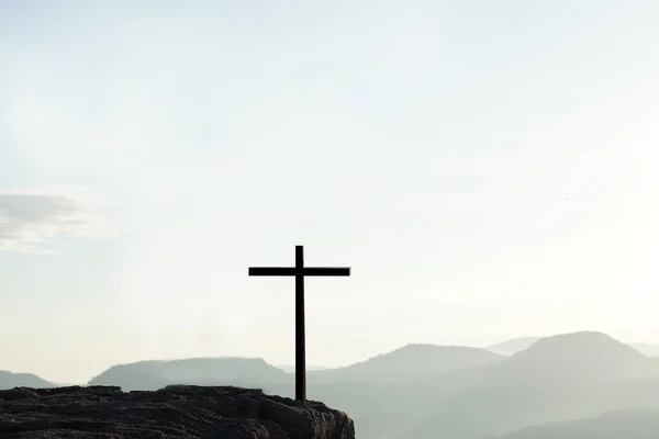 Хрест Силует Фоні Гірської Природи — стокове фото