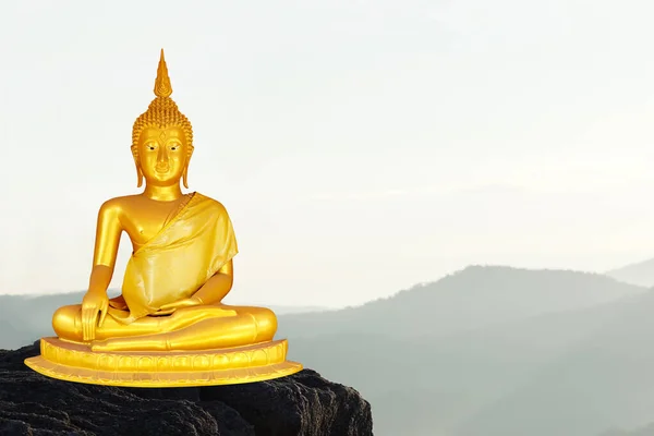 Статуя Будды Фон Размытые Цветы Небо Солнечным Светом — стоковое фото