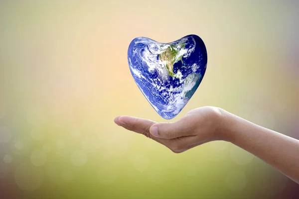 Dünya Koruma Kavramı Kalplerin Dünyası Insan Elinin Üzerinde Yüzer Doğa — Stok fotoğraf