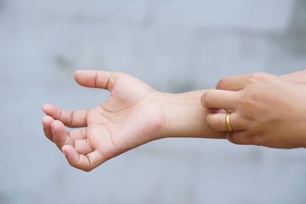 Woman Scratching Arm Itching Light Gray Background Cause Itchy Skin — Fotografia de Stock