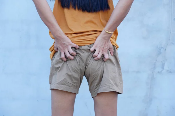 Vrouw Draagt Grijze Kleren Met Jeuk Krassen Dij — Stockfoto