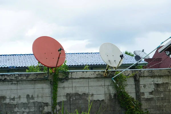 Orange Satellitenschüssel Für Den Empfang Von Signalen Befestigt Auf Dem — Stockfoto