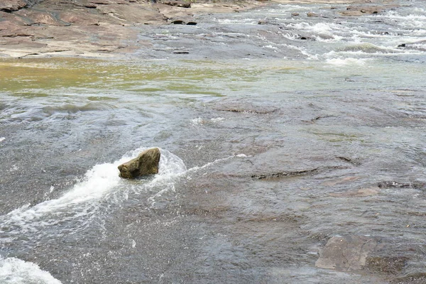 小川の水に打たれた石は — ストック写真