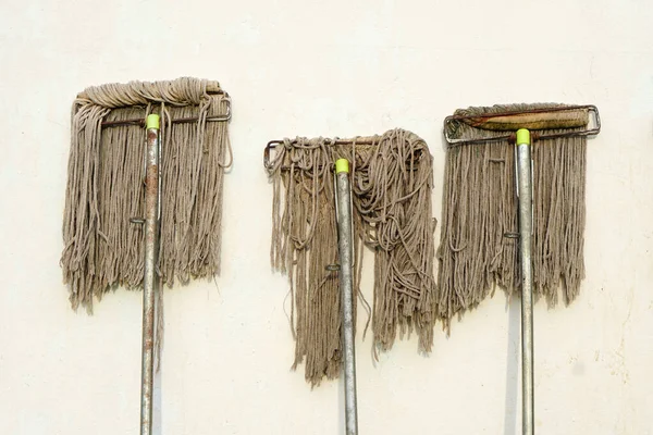 Mop Accanto Muro Della Casa — Foto Stock