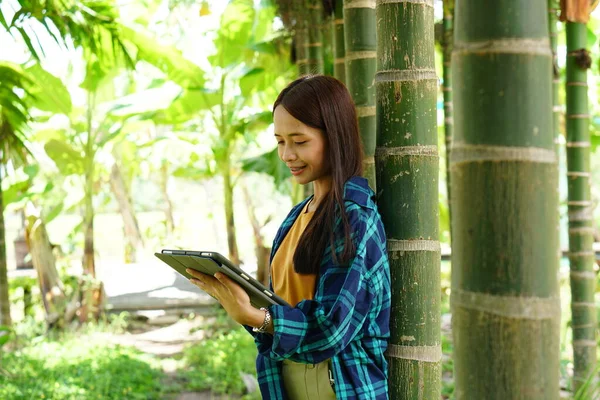 Agricultor Feminino Está Feliz Depois Ver Resultados Computador Portátil Aumento — Fotografia de Stock