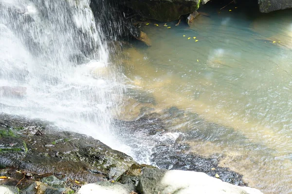 Agua Arroyo Fluye Través Las Losas Piedra —  Fotos de Stock