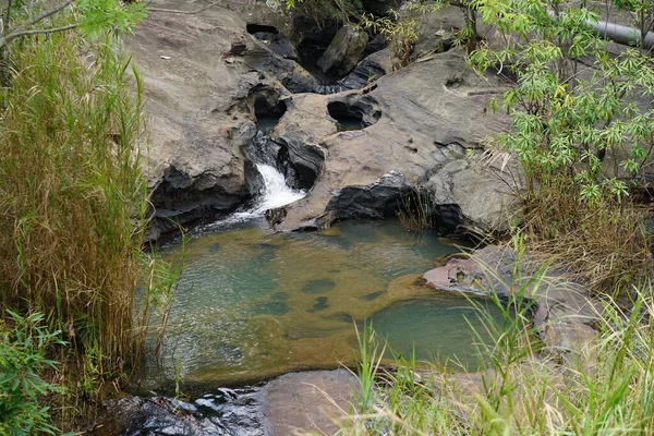 Вода Потоці Тече Через Кам Яні Плити — стокове фото