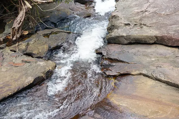 Agua Arroyo Fluye Través Las Losas Piedra —  Fotos de Stock