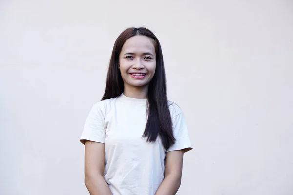 Mujer Asiática Sonriendo Felizmente Gris Fondo Pared — Foto de Stock