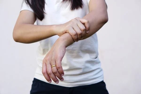 Aziatische Vrouw Met Pijn Haar Arm — Stockfoto