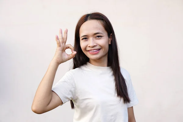 Mulher Asiática Sorrindo Feliz Levante Mão Como Sinal — Fotografia de Stock